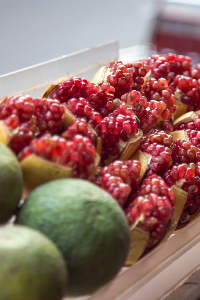 Обои фрукты, гранат, зерна граната, milada vigerova, fruit, garnet, pomegranate seeds разрешение 5472x3648 Загрузить