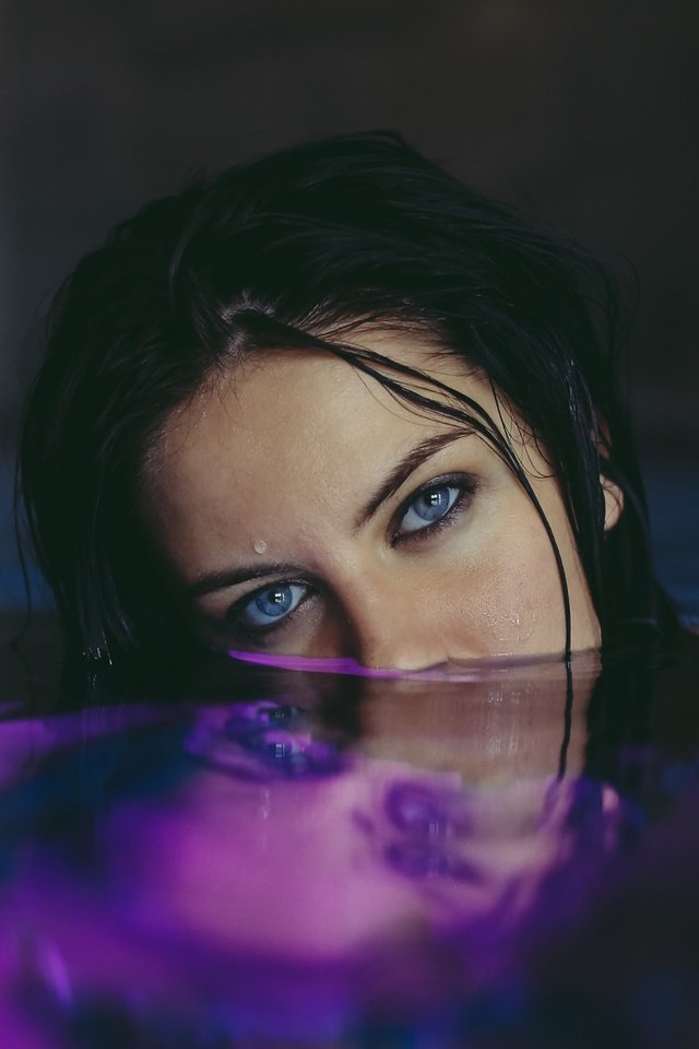 Обои вода, девушка, взгляд, волосы, голубые глаза, water, girl, look, hair, blue eyes разрешение 2048x1192 Загрузить