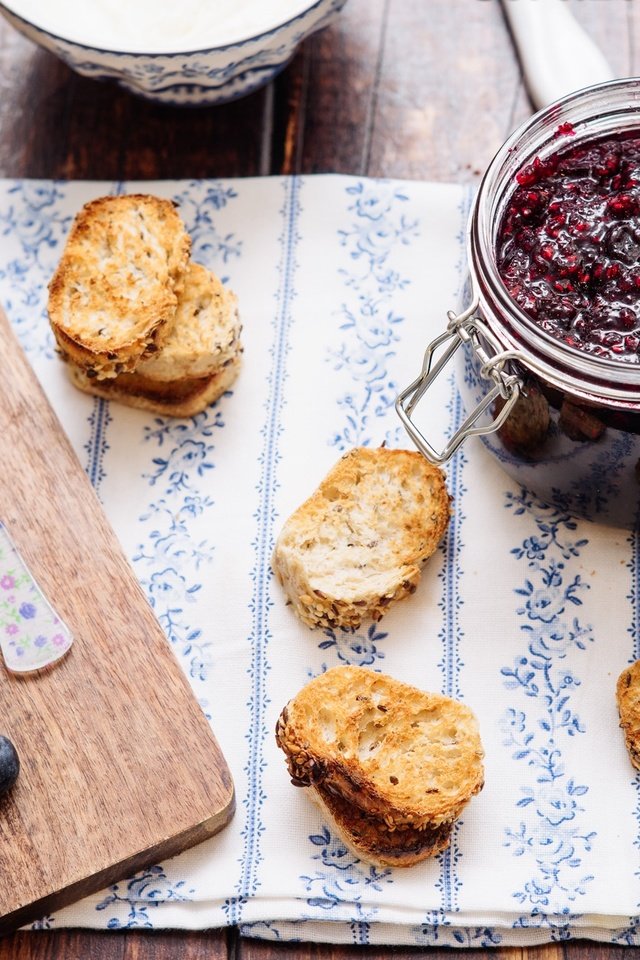 Обои малина, джем, ягоды, черника, варенье, брускетта, raspberry, jam, berries, blueberries, bruschetta разрешение 2048x1366 Загрузить