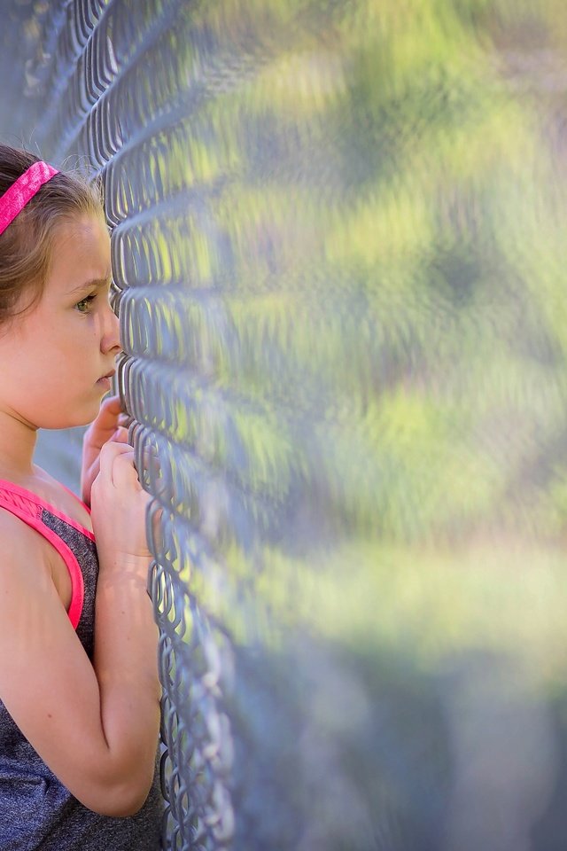 Обои забор, дети, девочка, сетка, профиль, рабица, the fence, children, girl, mesh, profile, netting разрешение 5760x3840 Загрузить