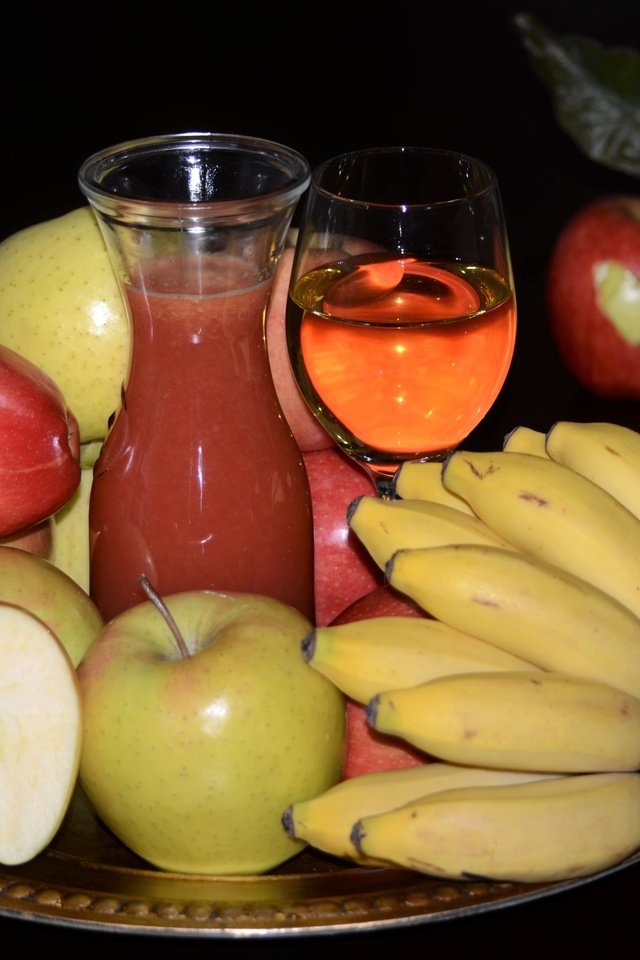 Обои фрукты, яблоки, бананы, сок, fruit, apples, bananas, juice разрешение 2400x1590 Загрузить