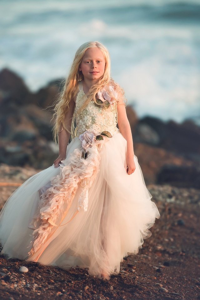 Обои берег, платье, дети, девочка, волосы, лицо, ребенок, sea princess, shore, dress, children, girl, hair, face, child разрешение 2048x1414 Загрузить