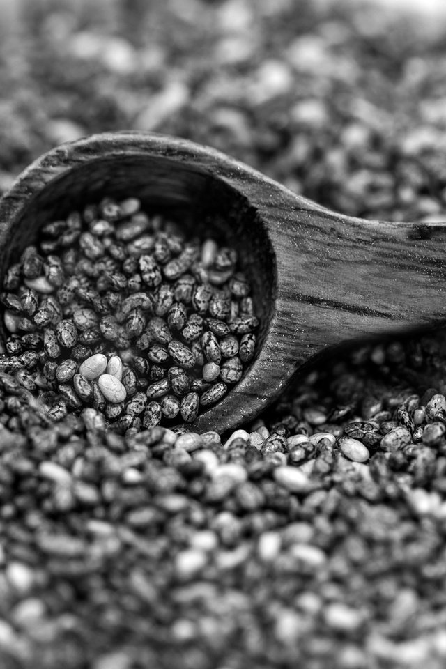 Обои чёрно-белое, семена, деревянная ложка, чиа, семена чиа, black and white, seeds, wooden spoon, chia разрешение 3840x2205 Загрузить