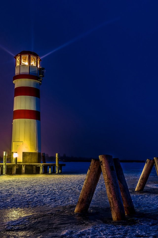 Обои ночь, podersdorf, огни, снег, зима, маяк, австрия, побережье, лучи света, night, lights, snow, winter, lighthouse, austria, coast, rays of light разрешение 3000x1937 Загрузить