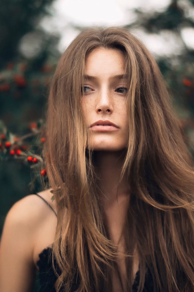 Обои природа, девушка, фон, взгляд, волосы, лицо, ягоды, веснушки, nature, girl, background, look, hair, face, berries, freckles разрешение 1920x1280 Загрузить