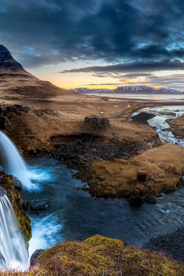 Обои река, гора, водопад, исландия, полуостров, киркьюфетль, river, mountain, waterfall, iceland, the peninsula, kirkjufell разрешение 2560x1600 Загрузить