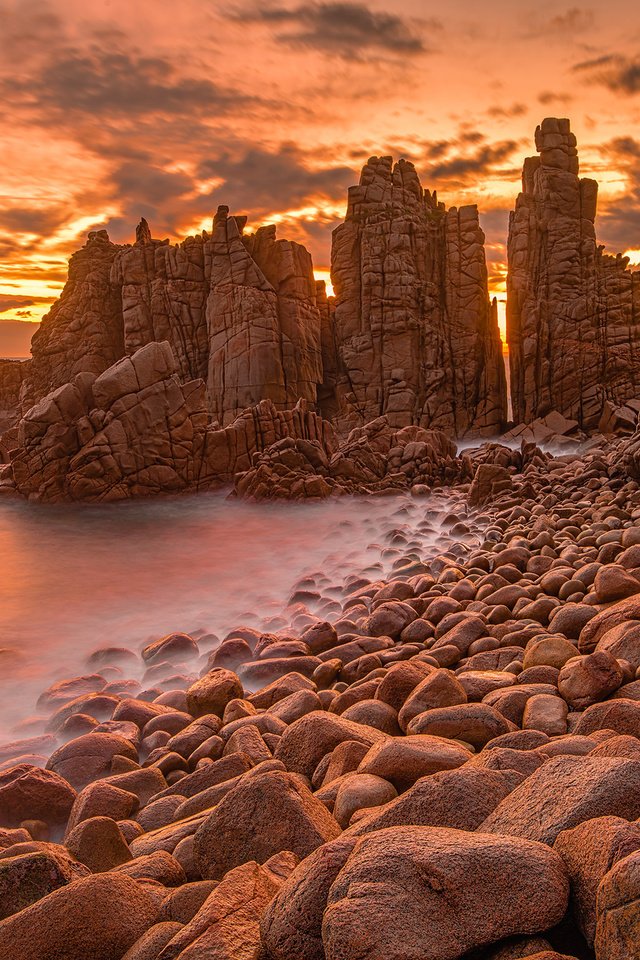 Обои скалы, камни, берег, море, австралия, зарево, мыс, вуламай, rocks, stones, shore, sea, australia, glow, cape, woolamai разрешение 2048x1536 Загрузить