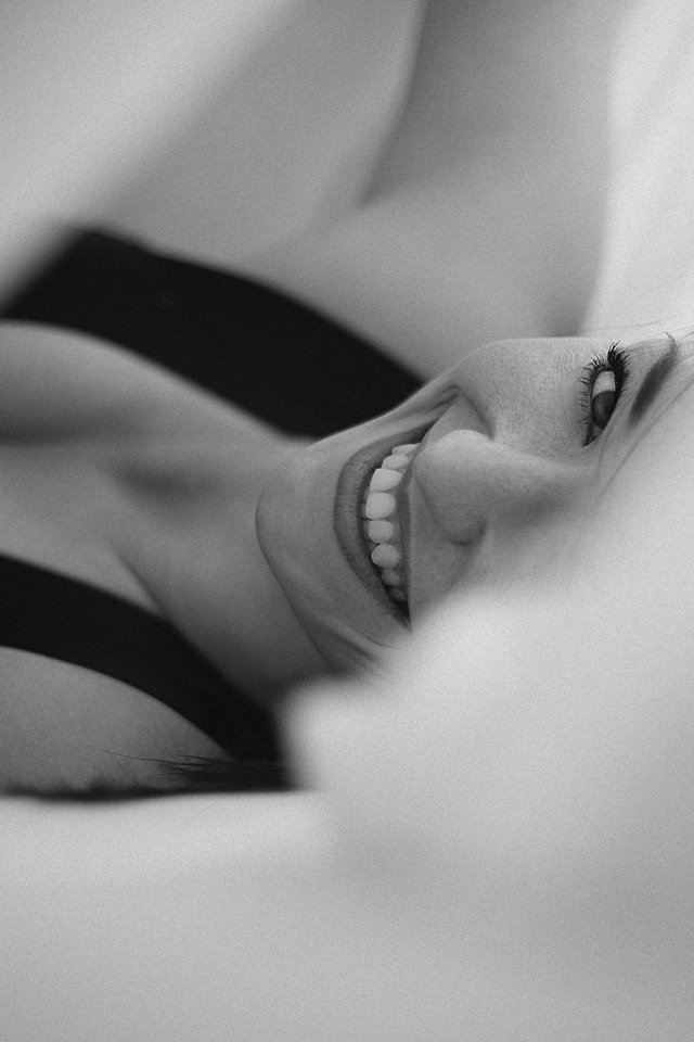 Обои девушка, улыбка, взгляд, чёрно-белое, girl, smile, look, black and white разрешение 2048x1365 Загрузить