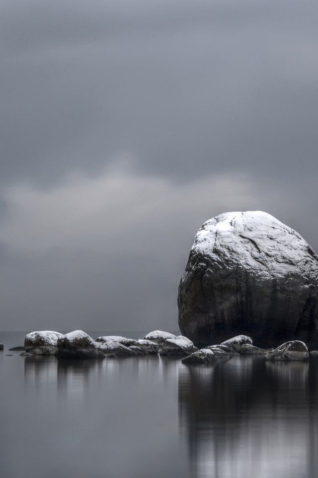 Обои камни, отражение, фон, море, чёрно-белое, stones, reflection, background, sea, black and white разрешение 2560x1600 Загрузить