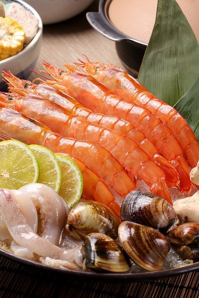Обои лимон, овощи, морепродукты, креветки, кальмары, моллюски, lemon, vegetables, seafood, shrimp, squid, shellfish разрешение 2400x1601 Загрузить