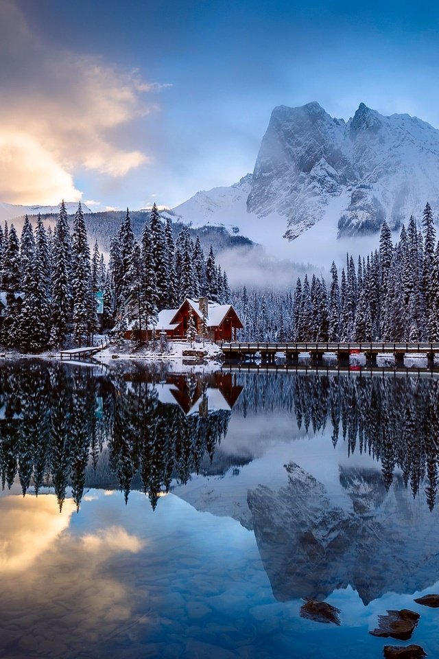 Обои облака, вода, горы, мостик, лес, зима, отражение, домик, clouds, water, mountains, the bridge, forest, winter, reflection, house разрешение 2048x1365 Загрузить