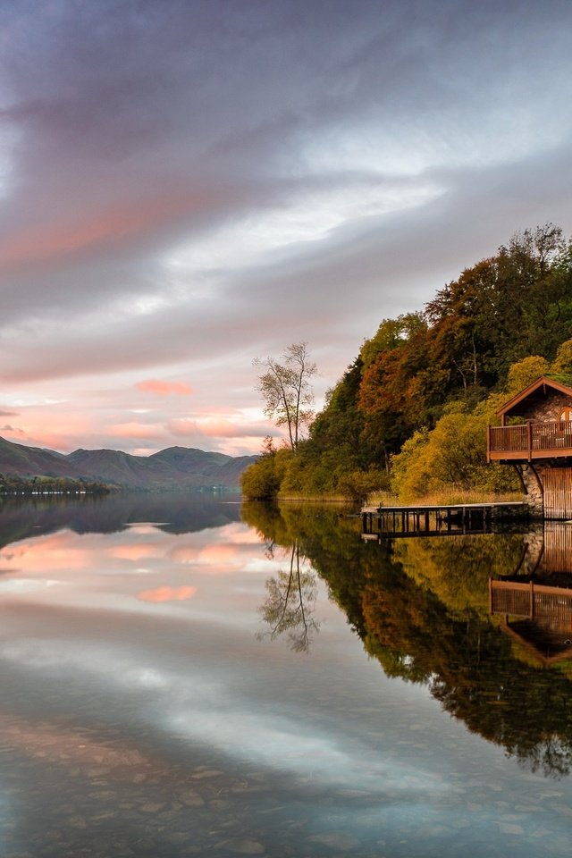 Обои вечер, озеро, горы, закат, отражение, осень, домик, the evening, lake, mountains, sunset, reflection, autumn, house разрешение 2048x1363 Загрузить