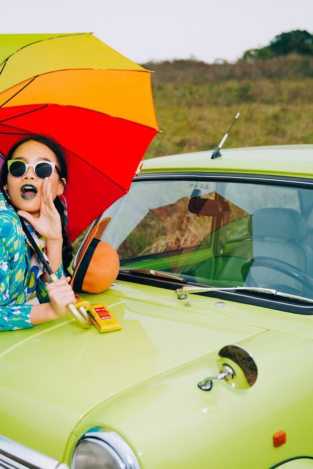 Обои стиль, девушка, очки, авто, зонтик, style, girl, glasses, auto, umbrella разрешение 2048x1365 Загрузить