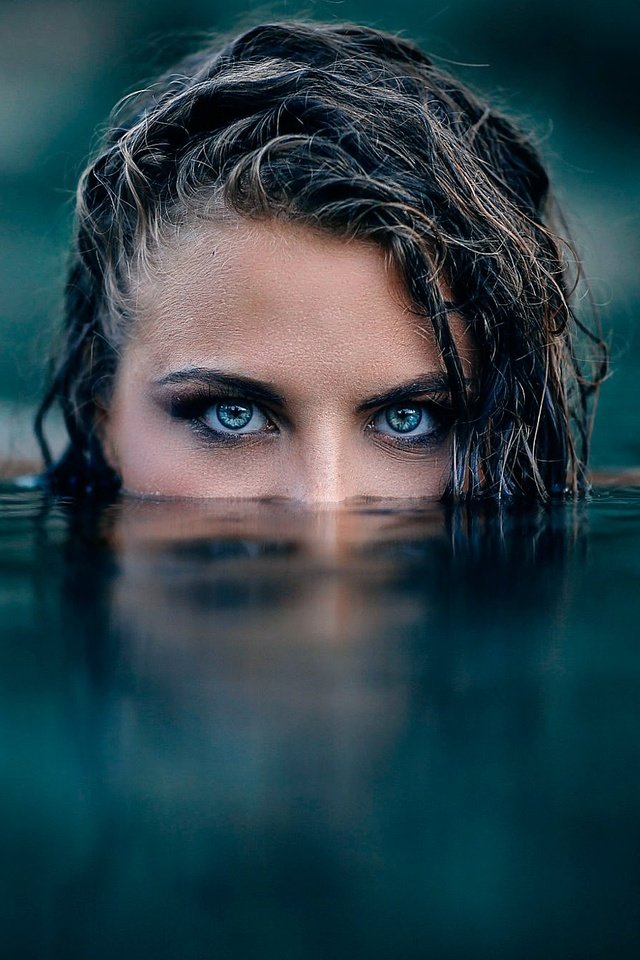 Обои глаза, вода, девушка, взгляд, волосы, лицо, алессандро ди чикко, eyes, water, girl, look, hair, face, alessandro di cicco разрешение 2000x1334 Загрузить