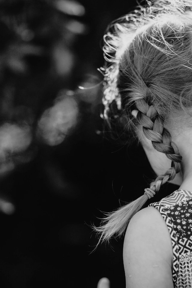 Обои чёрно-белое, дети, девочка, спина, косички, black and white, children, girl, back, braids разрешение 5760x3840 Загрузить