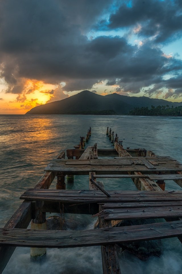 Обои небо, облака, скалы, волны, закат, горизонт, причал, the sky, clouds, rocks, wave, sunset, horizon, pier разрешение 2048x1367 Загрузить