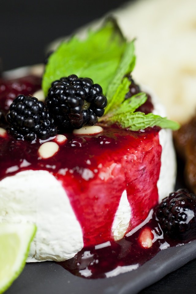 Обои мята, ягоды, лайм, ежевика, тортик, запечённый камамбер, mint, berries, lime, blackberry, cake, baked camembert разрешение 5616x3744 Загрузить