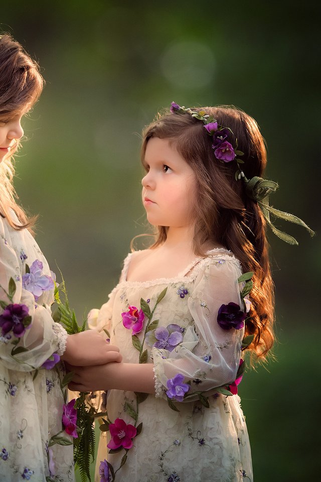 Обои цветы, настроение, фон, дети, волосы, лицо, девочки, венки, flowers, mood, background, children, hair, face, girls, wreaths разрешение 2048x1354 Загрузить