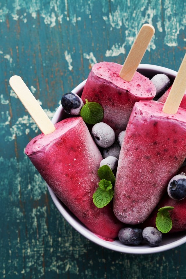 Обои мороженое, ягоды, черника, десерт, фруктовое мороженое, ice cream, berries, blueberries, dessert, popsicles разрешение 2560x1707 Загрузить