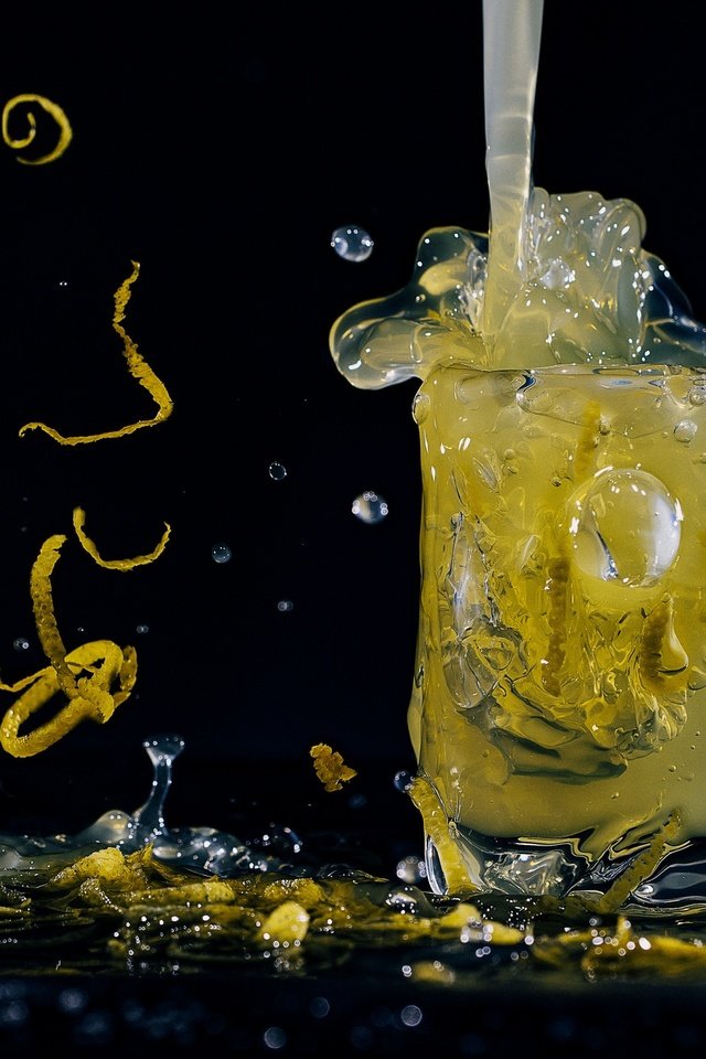 Обои напиток, капли, лимон, черный фон, стакан, цедра, лимонад, drink, drops, lemon, black background, glass, peel, lemonade разрешение 2048x1365 Загрузить