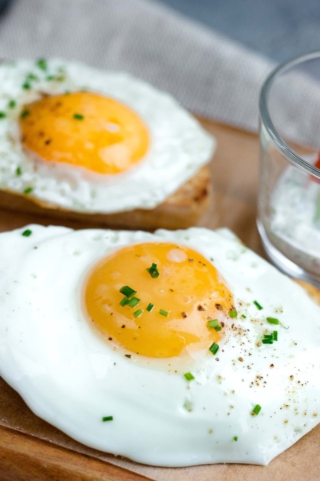 Обои хлеб, овощи, яйца, яичница, глазунья, желток, bread, vegetables, eggs, scrambled eggs, the yolk разрешение 2400x1600 Загрузить