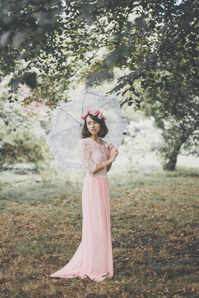 Обои трава, деревья, девушка, зонт, розовое платье, grass, trees, girl, umbrella, pink dress разрешение 2048x1365 Загрузить