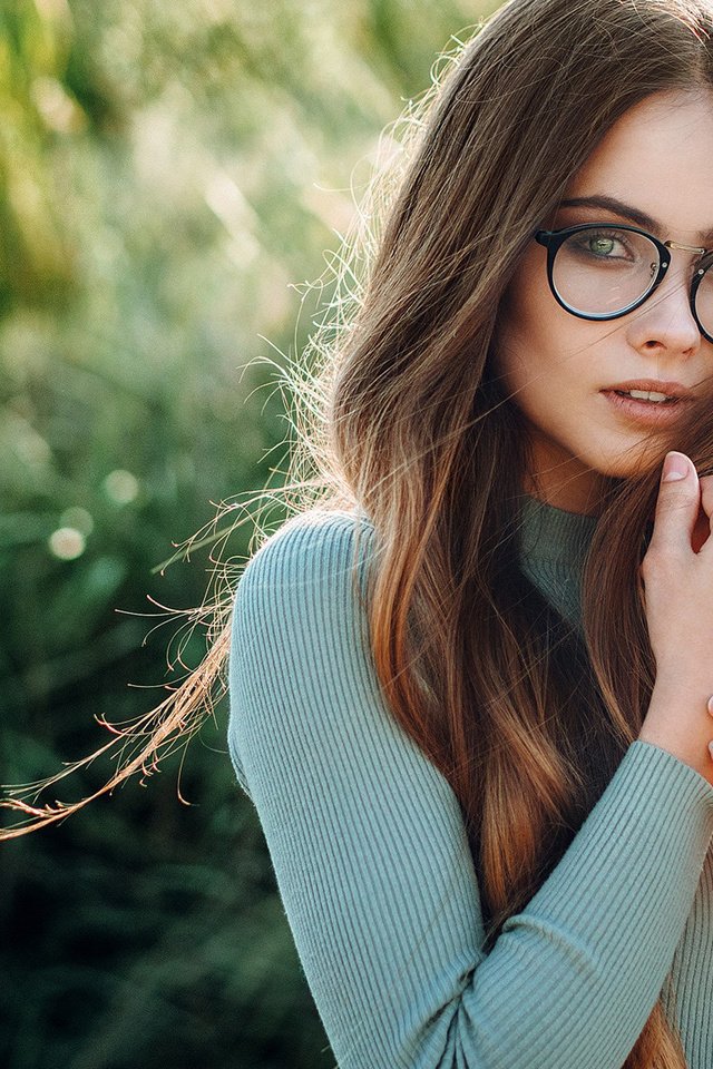 Look glasses. Модель в очках. Девушка в очках модель. Девушка и очки модель. Позирование с очками.