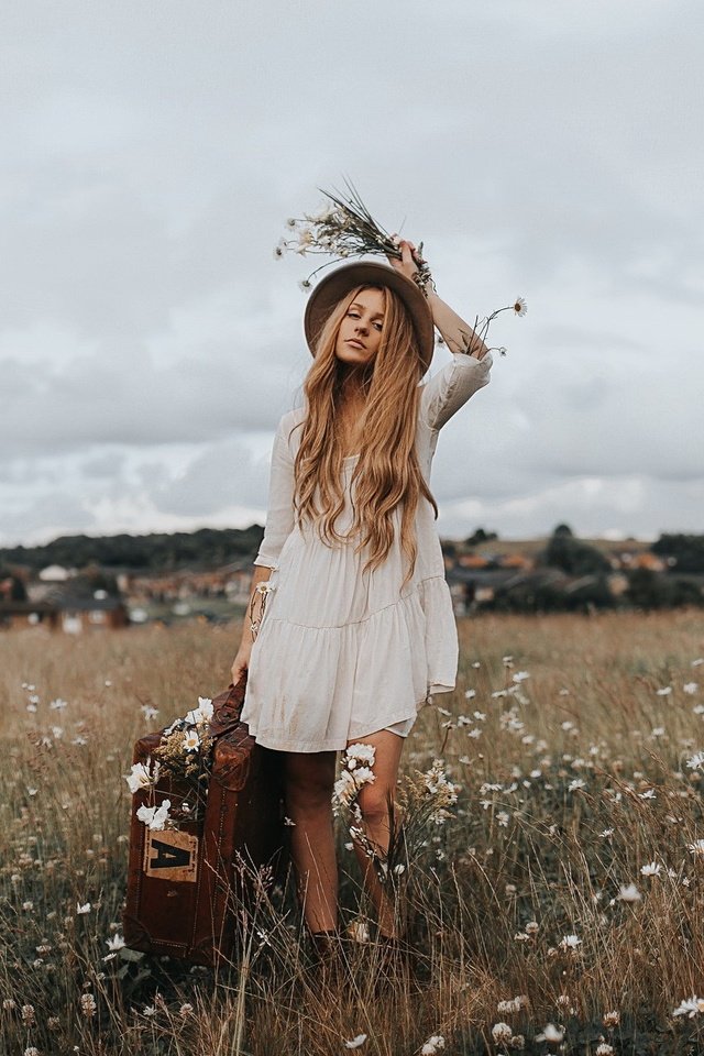 Обои блондинка, поле, полевые цветы, шляпа, чемодан, blonde, field, wildflowers, hat, suitcase разрешение 2046x1274 Загрузить