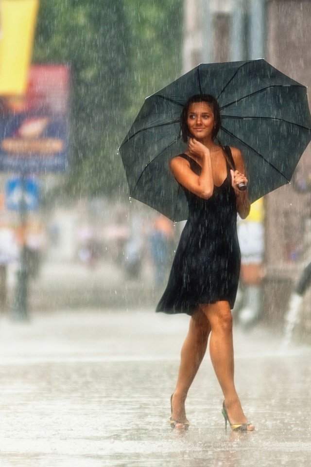 Девушки в платьях под дождем