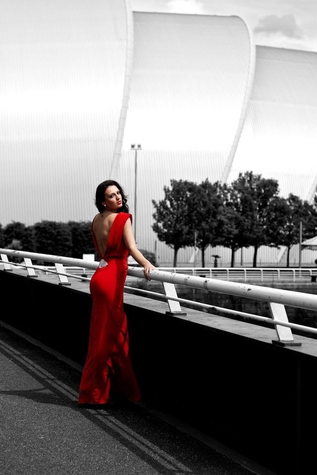 Обои девушка, мост, город, фигура, красное платье, стоит, girl, bridge, the city, figure, red dress, is разрешение 2000x1333 Загрузить