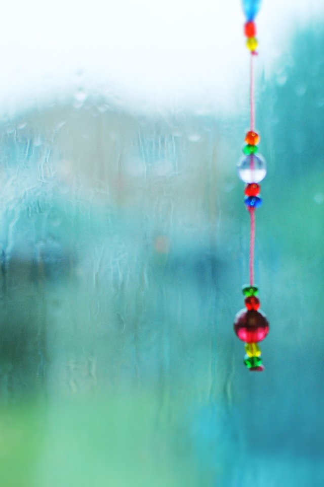 Обои капли, дождь, стекло, нитки, капли дождя, бусинки, бисер, drops, rain, glass, thread, raindrops, beads разрешение 2560x1600 Загрузить