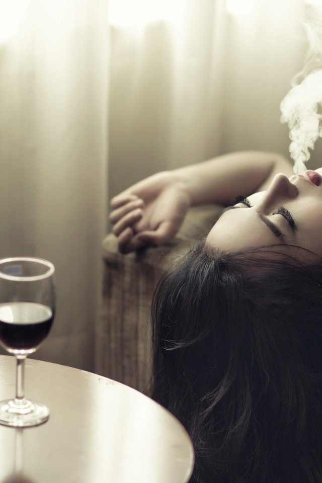 Вино помогает mp3. Девушка с вином. Девушка с вином и сигаретой. Грустная девушка с вином. Брюнетка с бокалом.