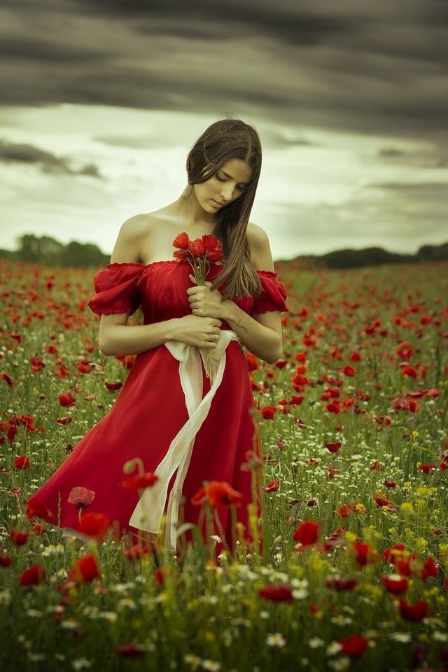 Красное платье с букетом