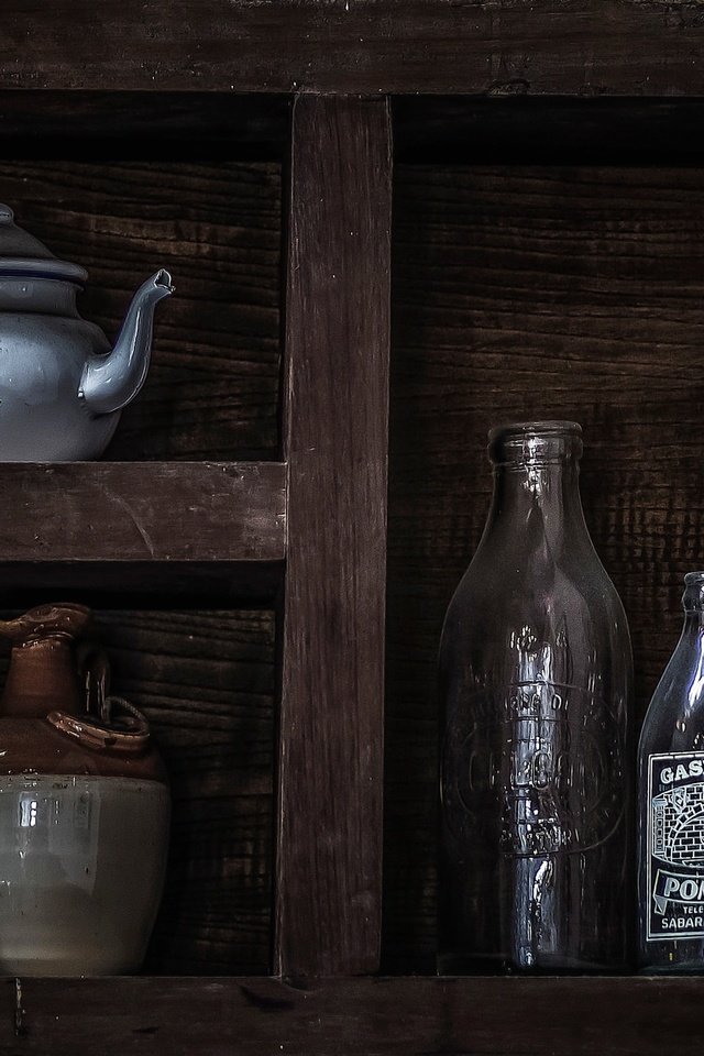 Обои бутылка, бутылки, чайник, натюрморт, полка, утварь, bottle, kettle, still life, shelf, utensils разрешение 2048x1146 Загрузить