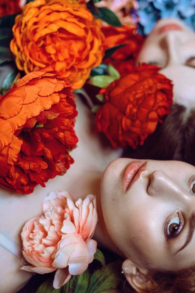 Обои цветы, девушка, настроение, взгляд, лицо, flowers, girl, mood, look, face разрешение 2048x1366 Загрузить