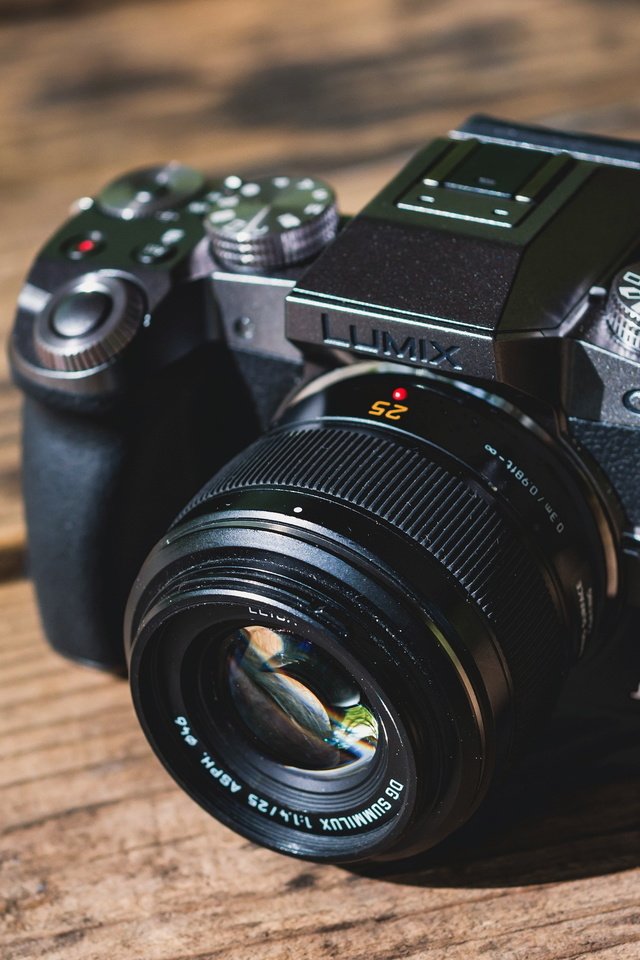 Обои фотоаппарат, камера, фотокамера, деревянная поверхность, lumix, the camera, camera, wooden surface разрешение 2560x1619 Загрузить