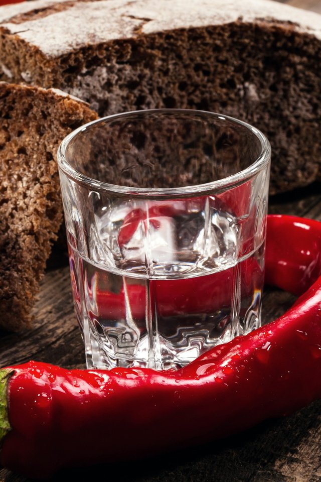 Обои хлеб, водка, чили, перец, рюмка, деревянная поверхность, bread, vodka, chile, pepper, glass, wooden surface разрешение 2719x2009 Загрузить