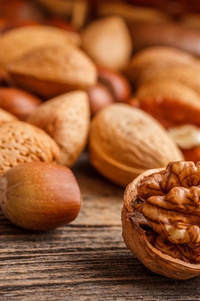 Обои орехи, фундук, миндаль, грецкий орех, деревянная поверхность, nuts, hazelnuts, almonds, walnut, wooden surface разрешение 2560x1600 Загрузить