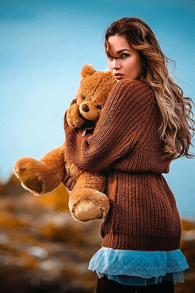 Обои девушка, взгляд, игрушка, волосы, лицо, свитер, плюшевый медведь, girl, look, toy, hair, face, sweater, teddy bear разрешение 2000x1125 Загрузить