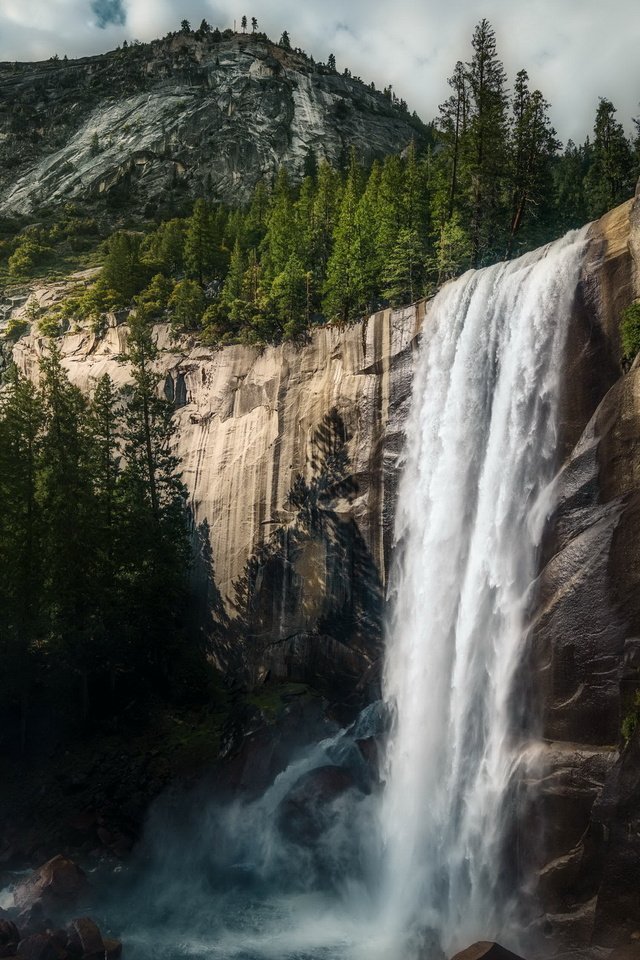 Обои горы, вернал, скалы, природа, лес, водопад, сша, йосемити, vernal falls, йосе́митский национальный парк, yosemite national park, mountains, rocks, nature, forest, waterfall, usa, yosemite разрешение 2560x1600 Загрузить