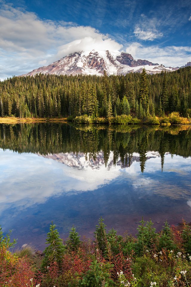 Обои небо, деревья, озеро, горы, природа, лес, отражение, панорама, the sky, trees, lake, mountains, nature, forest, reflection, panorama разрешение 2880x1800 Загрузить