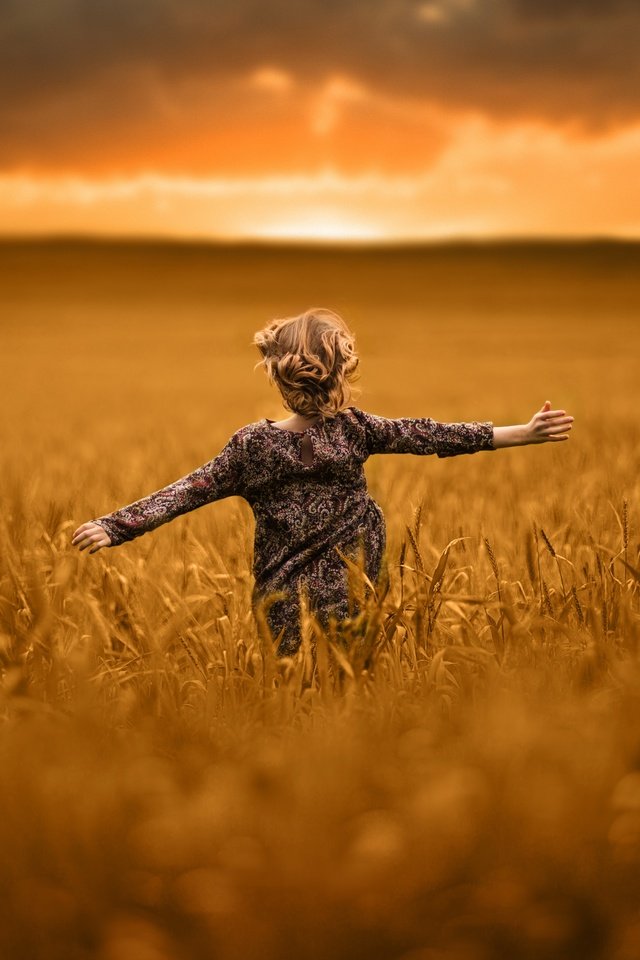 Обои солнце, природа, поле, девочка, ребенок, бег, the sun, nature, field, girl, child, running разрешение 5760x3609 Загрузить