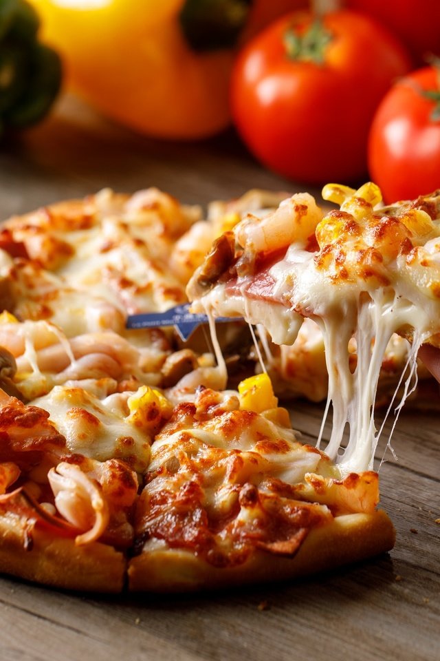 Обои рука, грибы, сыр, овощи, помидоры, перец, пицца, начинка, hand, mushrooms, cheese, vegetables, tomatoes, pepper, pizza, filling разрешение 2048x1365 Загрузить