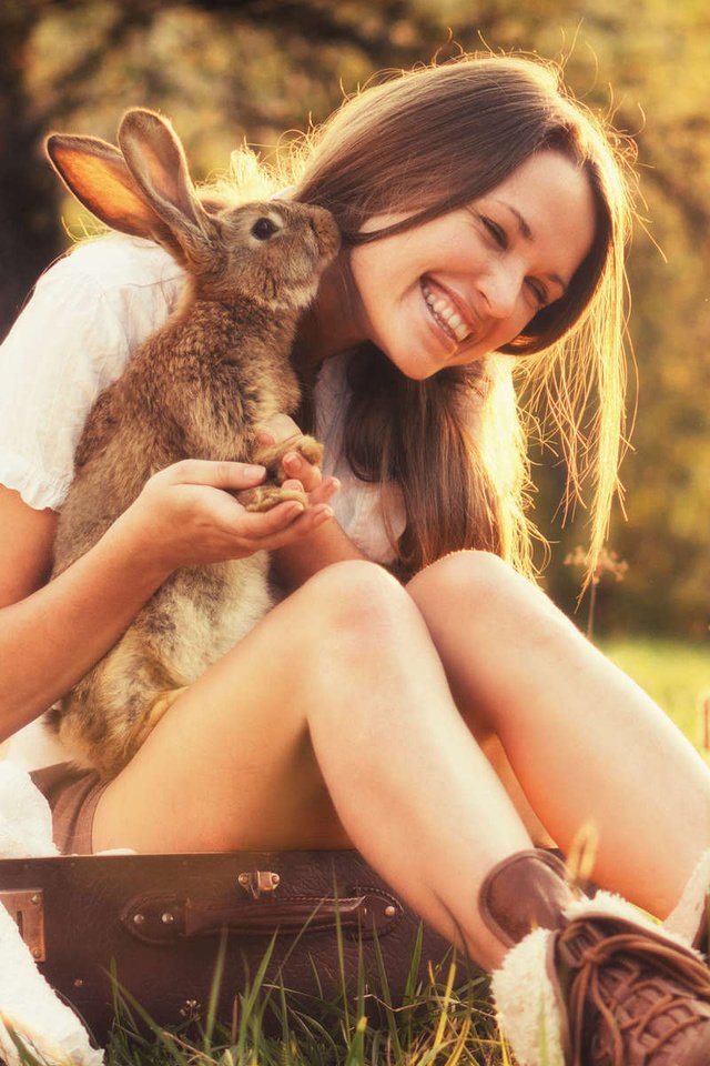 Приключения с девушкой зайкой. Девушка кролик. Фотосессия с кроликом. Зайчонок девушка. Фотосессия с кроликом девушка.