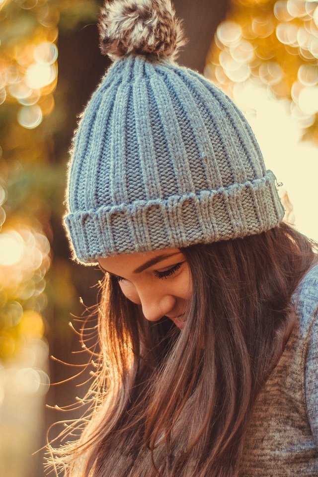 Обои девушка, улыбка, осень, волосы, шапка, боке, girl, smile, autumn, hair, hat, bokeh разрешение 2048x1360 Загрузить