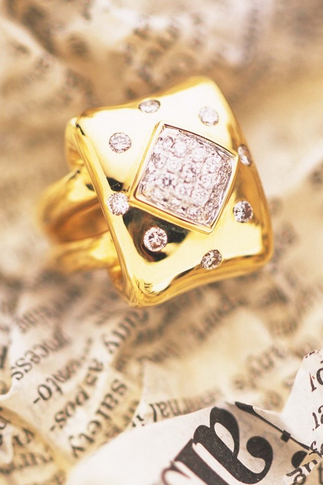 Обои кольцо, газета, золото, ювелирные украшения, ring, newspaper, gold, jewelry разрешение 1920x1080 Загрузить