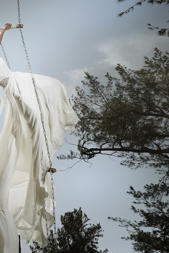 Обои небо, деревья, девушка, фон, качели, белое платье, the sky, trees, girl, background, swing, white dress разрешение 2400x1292 Загрузить