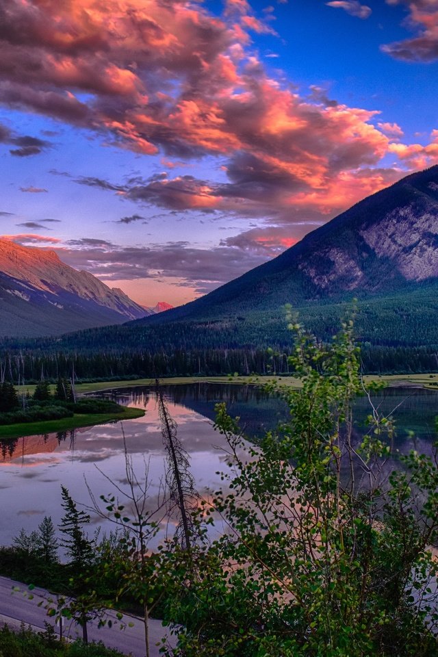 Обои небо, облака, озеро, горы, закат, канада, the sky, clouds, lake, mountains, sunset, canada разрешение 2700x1800 Загрузить