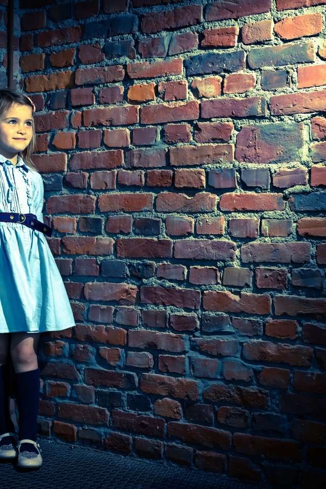 Обои платье, улыбка, стена, девочка, кладка, fabienne van brabant, dress, smile, wall, girl, masonry разрешение 2500x1667 Загрузить