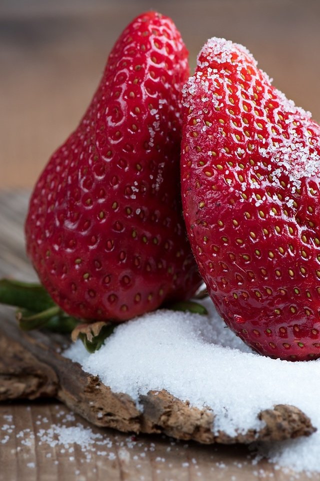 Обои макро, фон, доска, клубника, стол, ягоды, сахар, macro, background, board, strawberry, table, berries, sugar разрешение 2000x1125 Загрузить